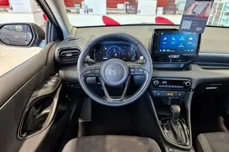 Toyota Yaris, 1.5, 68 kW, гибрид, автомат, передний привод