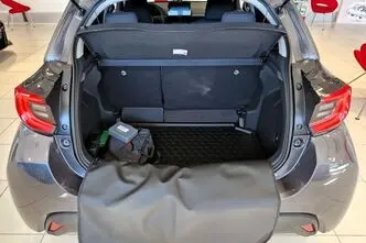 Toyota Yaris, 1.5, 68 kW, гибрид, автомат, передний привод