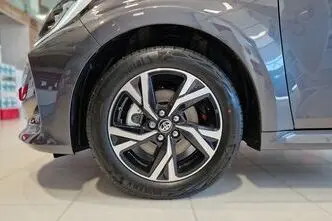 Toyota Yaris, 1.5, 68 kW, гибрид, автомат, передний привод