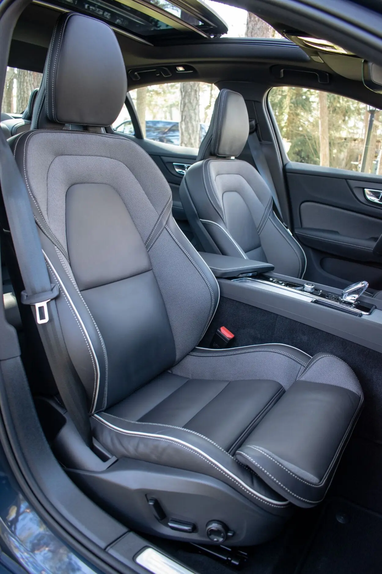 Volvo S60, 2.0, 184 kW, гибрид, автомат, полный привод