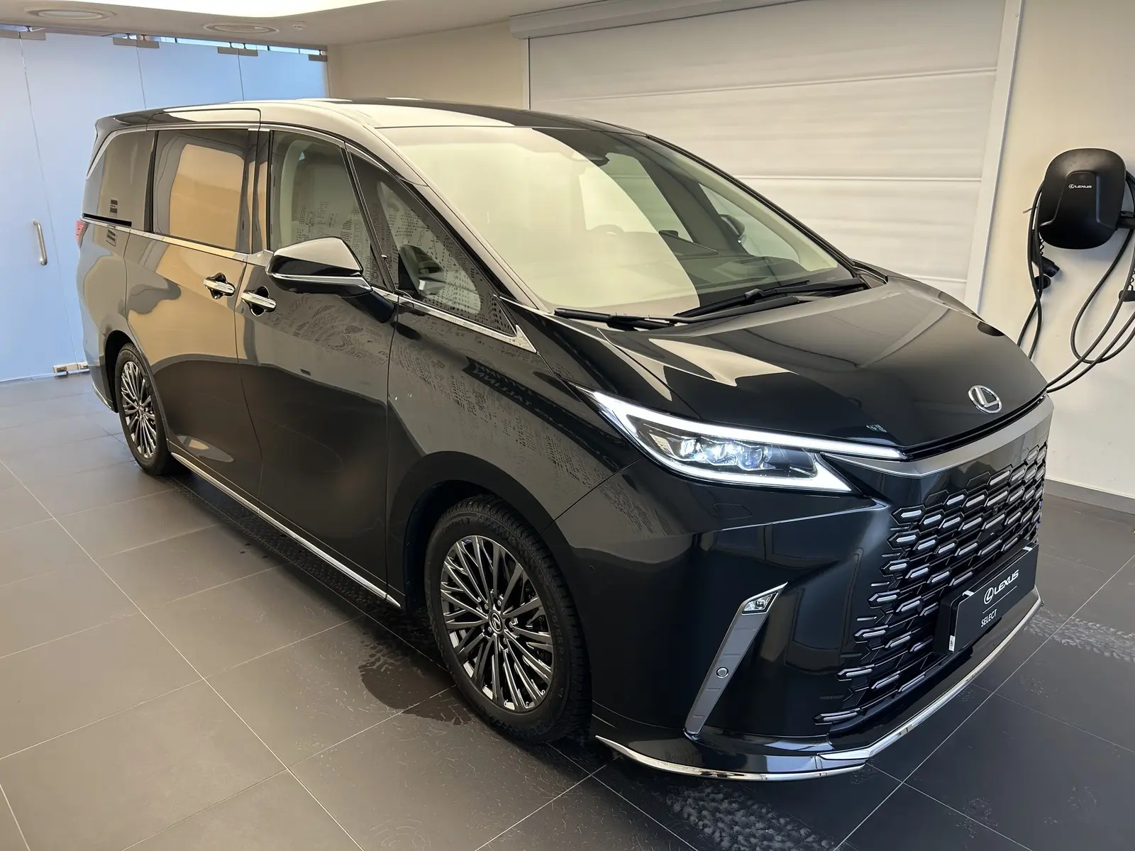 Lexus LM 350, 2.5, 140 kW, hübriid, automaat, nelikvedu
