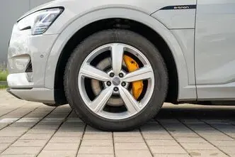 Audi e-tron, 300 kW, электричество, автомат, полный привод