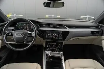 Audi e-tron, 300 kW, электричество, автомат, полный привод