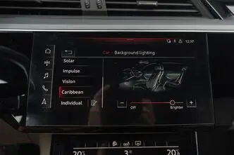 Audi e-tron, 300 kW, электричество, автомат, полный привод