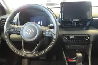 Toyota Yaris, 1.5, 68 kW, гибрид, автомат, передний привод