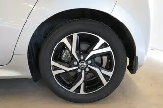 Toyota Yaris, 1.5, 68 kW, гибрид, автомат, передний привод