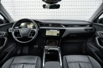 Audi e-tron, 300 kW, электричество, автомат, полный привод