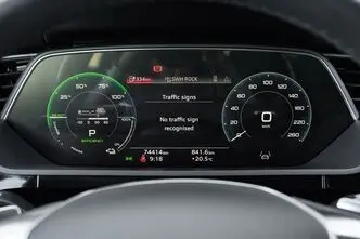 Audi e-tron, 300 kW, электричество, автомат, полный привод
