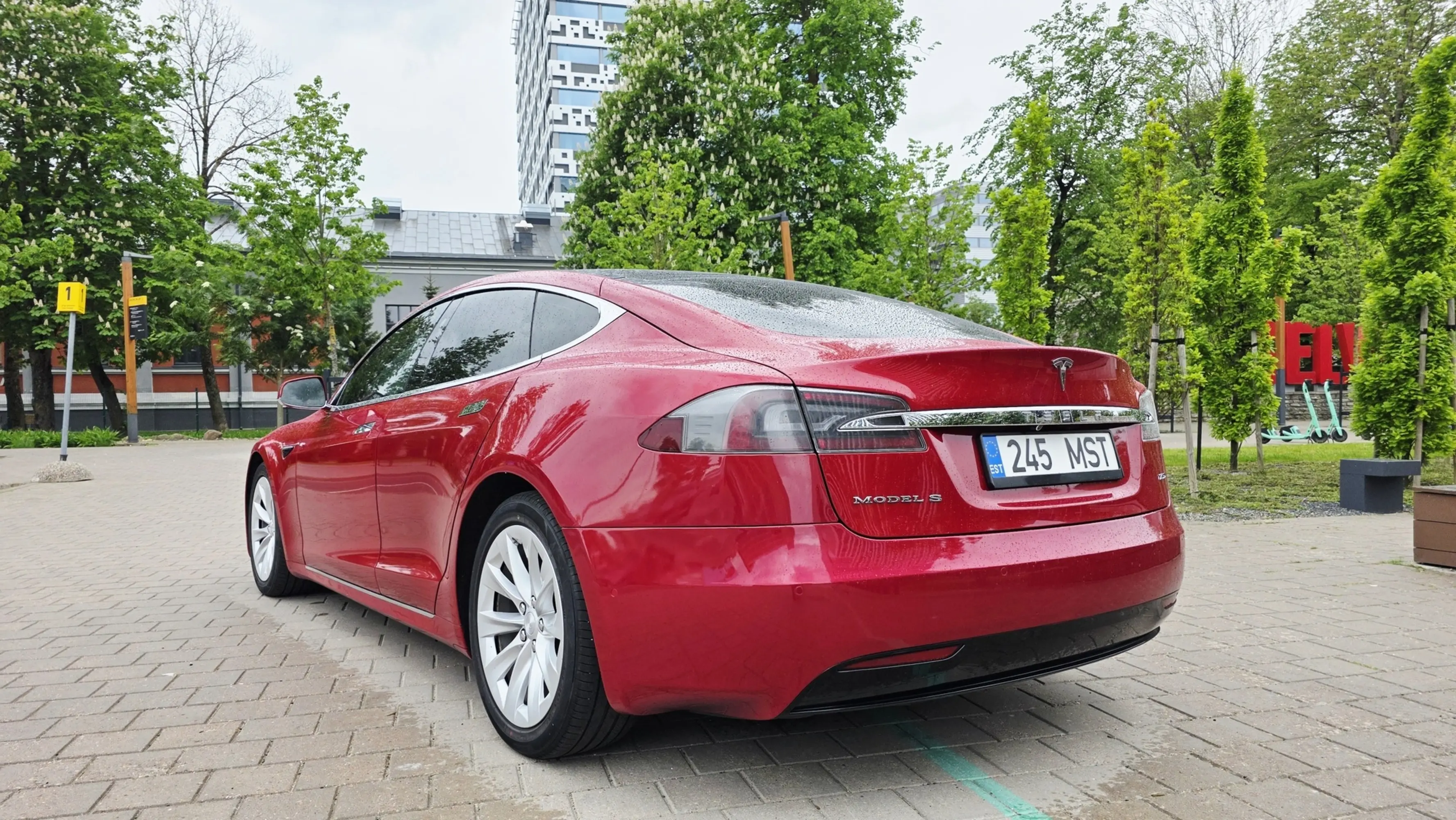 Tesla Model S, 386 kW, electric, automatic, four-wheel drive