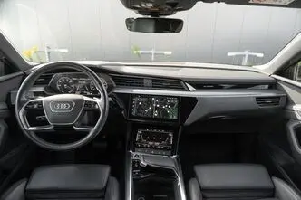 Audi e-tron, 300 kW, электричество, автомат, полный привод