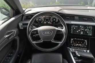 Audi e-tron, 300 kW, электричество, автомат, полный привод