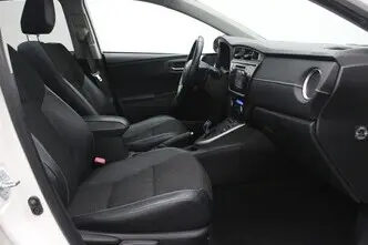Toyota Auris, 1.8, 73 kW, гибрид, автомат, передний привод