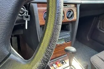 Mercedes-Benz 190, 2.0, 90 kW, бензин, автомат, задний привод