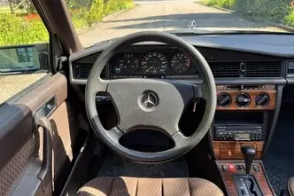 Mercedes-Benz 190, 2.0, 90 kW, бензин, автомат, задний привод