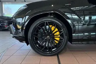 Lamborghini Urus, 4.0, 588 kW, гибрид, автомат, полный привод