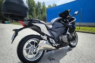 Honda VFR 1200FD, 1.2, 127 kW, бензин, автомат, задний привод