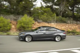 Lexus ES 300, 2.5, 131 kW, hybrid, automatic, front-wheel drive