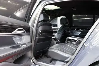 BMW 750, 4.4, 390 kW, bensiin, automaat, nelikvedu
