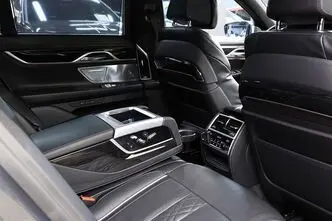 BMW 750, 4.4, 390 kW, bensiin, automaat, nelikvedu