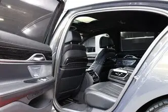 BMW 750, 4.4, 390 kW, bensiin, automaat, nelikvedu
