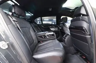 BMW 750, 4.4, 390 kW, bensiin, automaat, nelikvedu