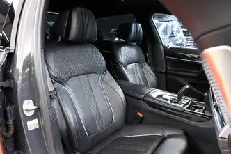 BMW 750, 4.4, 390 kW, bensiin, automaat, nelikvedu