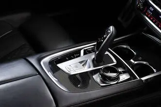 BMW 750, 4.4, 390 kW, bensiin, automaat, nelikvedu