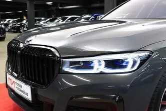 BMW 750, 4.4, 390 kW, bensiin, automaat, nelikvedu