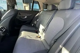 Mercedes-Benz C 180, bensiin, automaat, tagavedu