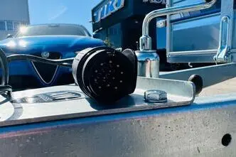 Tiki Treiler Keevis 350-LH 3.5x1.5 Plastkaanega kastihaagis