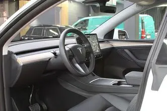 Tesla Model Y, 153 kW, электричество, автомат, полный привод