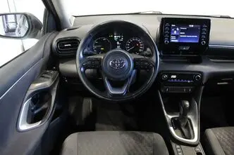 Toyota Yaris, 1.5, 68 kW, гибрид, автомат, передний привод