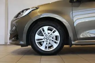 Toyota Yaris, 1.5, 68 kW, гибрид, автомат, передний привод