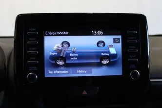 Toyota Yaris, 1.5, 68 kW, гибрид, автомат, передний привод