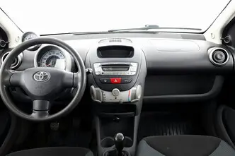 Toyota Aygo, 1.0, 67 kW, бензин, механическая, передний привод