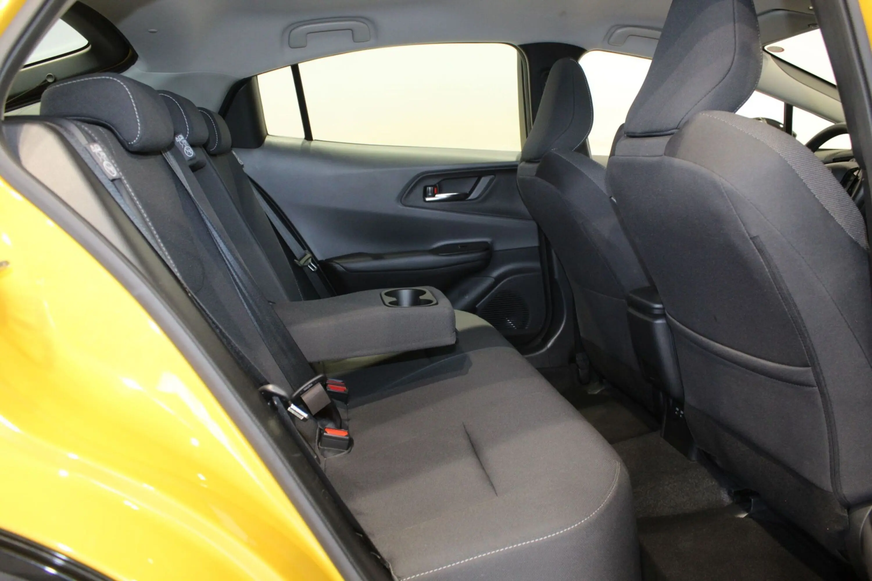 Toyota Prius, 2.0, 111 kW, подключаемый гибрид, автомат, передний привод