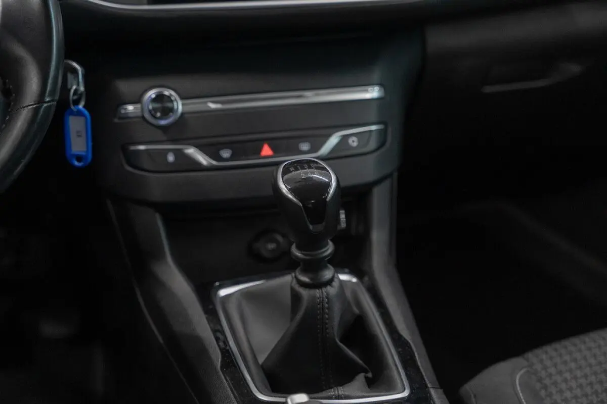 Peugeot 308, 1.2, 96 kW, бензин, механическая, передний привод