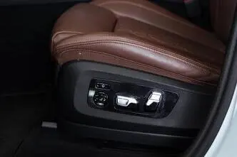 BMW X7 M60, 4.4, 390 kW, гибрид, автомат, полный привод