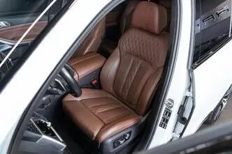BMW X7 M60, 4.4, 390 kW, гибрид, автомат, полный привод