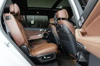 BMW X7 M60, 4.4, 390 kW, гибрид, автомат, полный привод