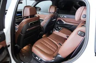 BMW X7 M60, 4.4, 390 kW, гибрид, автомат, полный привод