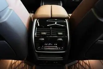BMW X7 M60, 4.4, 390 kW, гибрид, автомат, полный привод