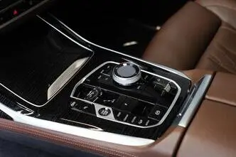 BMW X7 M60, 4.4, 390 kW, гибрид, автомат, полный привод