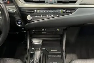 Lexus ES 300, 2.5, 131 kW, гибрид, автомат, передний привод