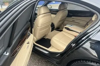 BMW 750, 4.4, 330 kW, bensiin, automaat, nelikvedu