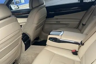 BMW 750, 4.4, 330 kW, bensiin, automaat, nelikvedu