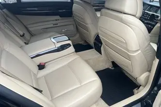 BMW 750, 4.4, 330 kW, bensiin, automaat, nelikvedu