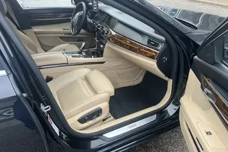 BMW 750, 4.4, 330 kW, bensiin, automaat, nelikvedu