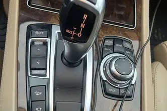 BMW 750, 4.4, 330 kW, bensiin, automaat, nelikvedu