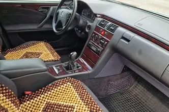 Mercedes-Benz E 240, 2.6, 125 kW, bensiin, manuaal, tagavedu